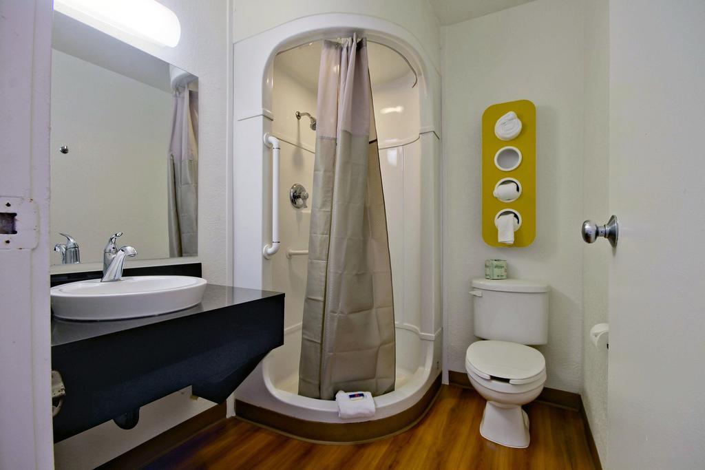 Travelodge By Wyndham Pompano Beach Room photo