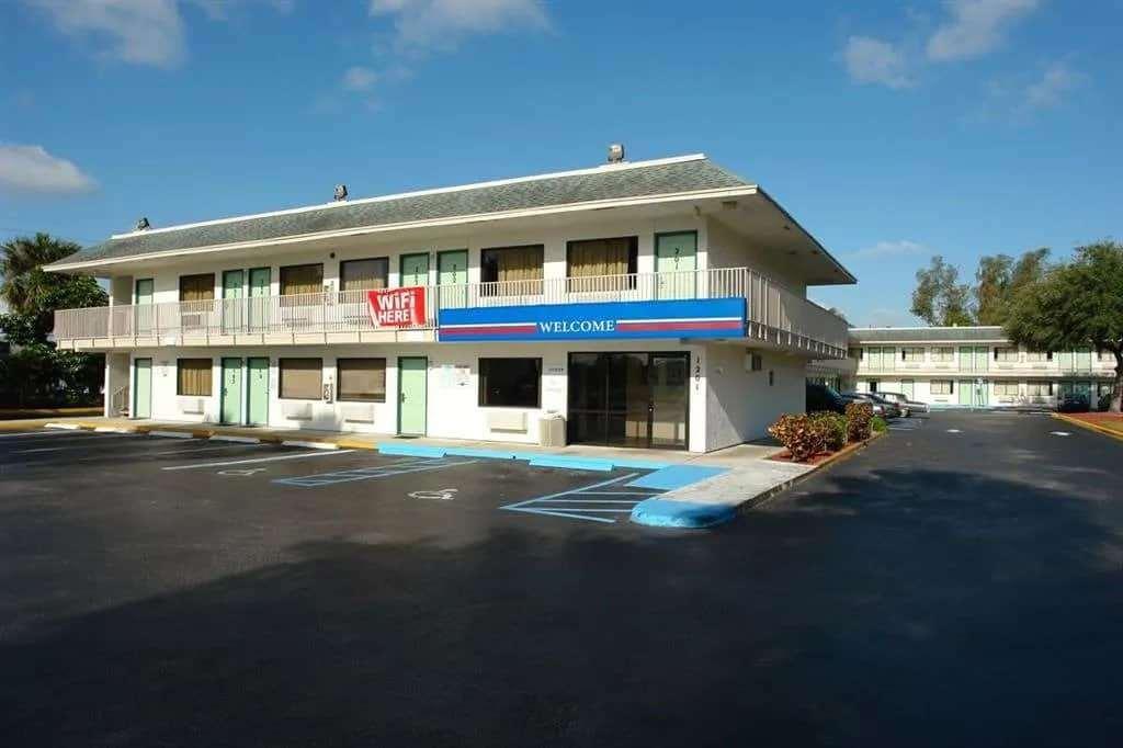 Travelodge By Wyndham Pompano Beach Exterior photo