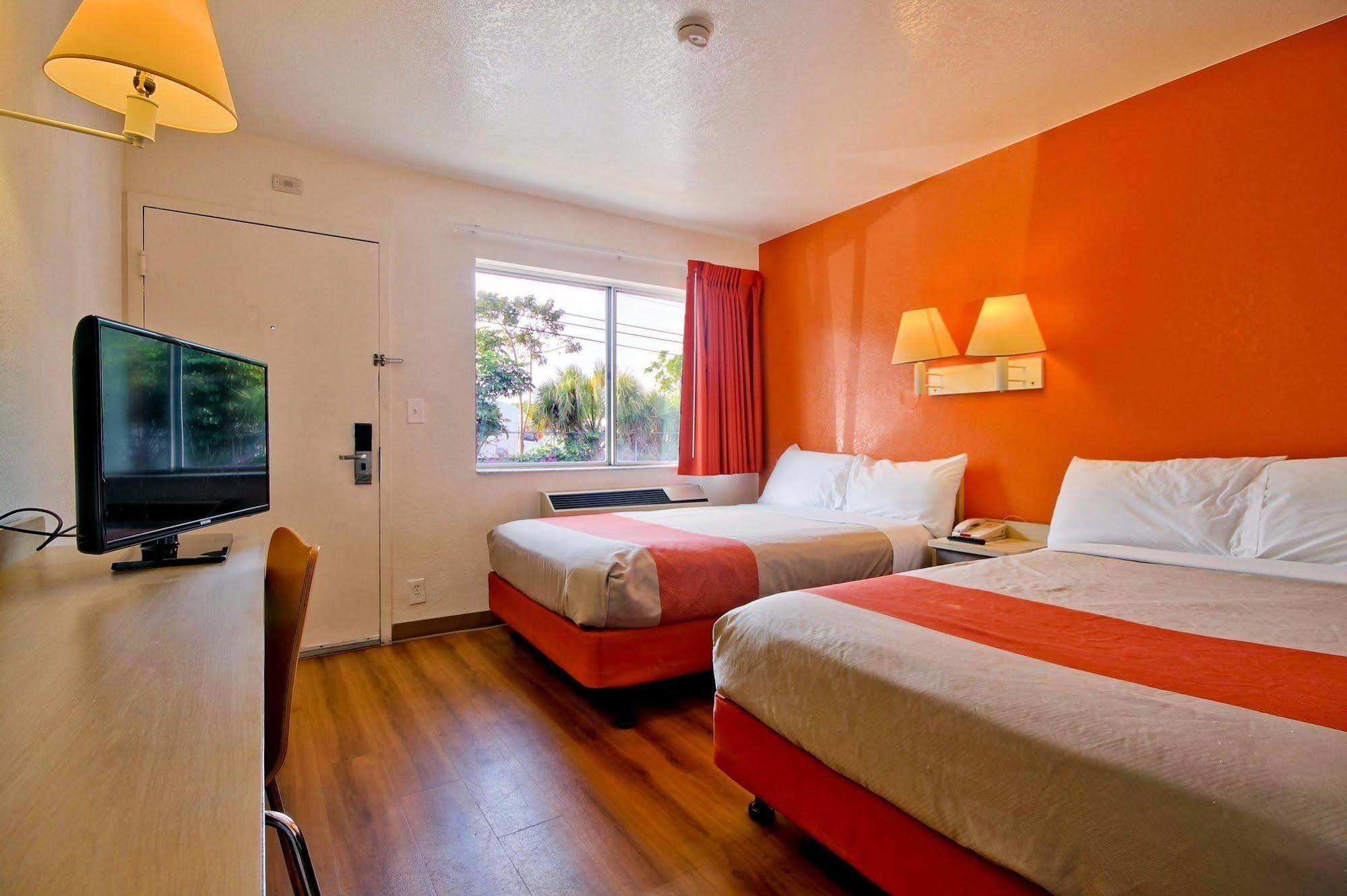 Travelodge By Wyndham Pompano Beach Exterior photo
