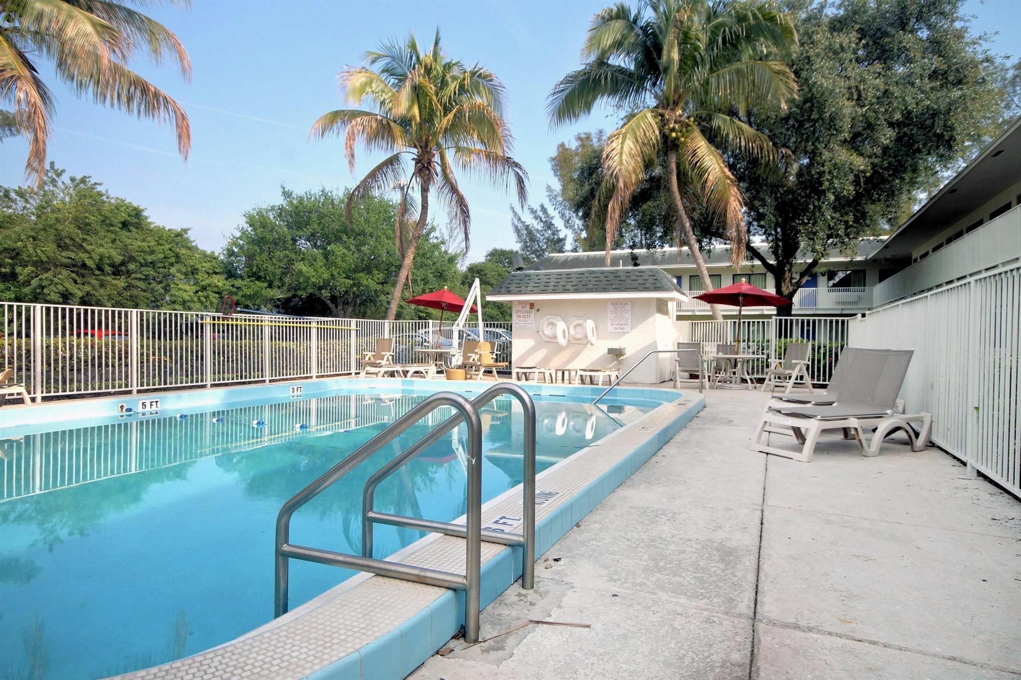 Travelodge By Wyndham Pompano Beach Exterior photo