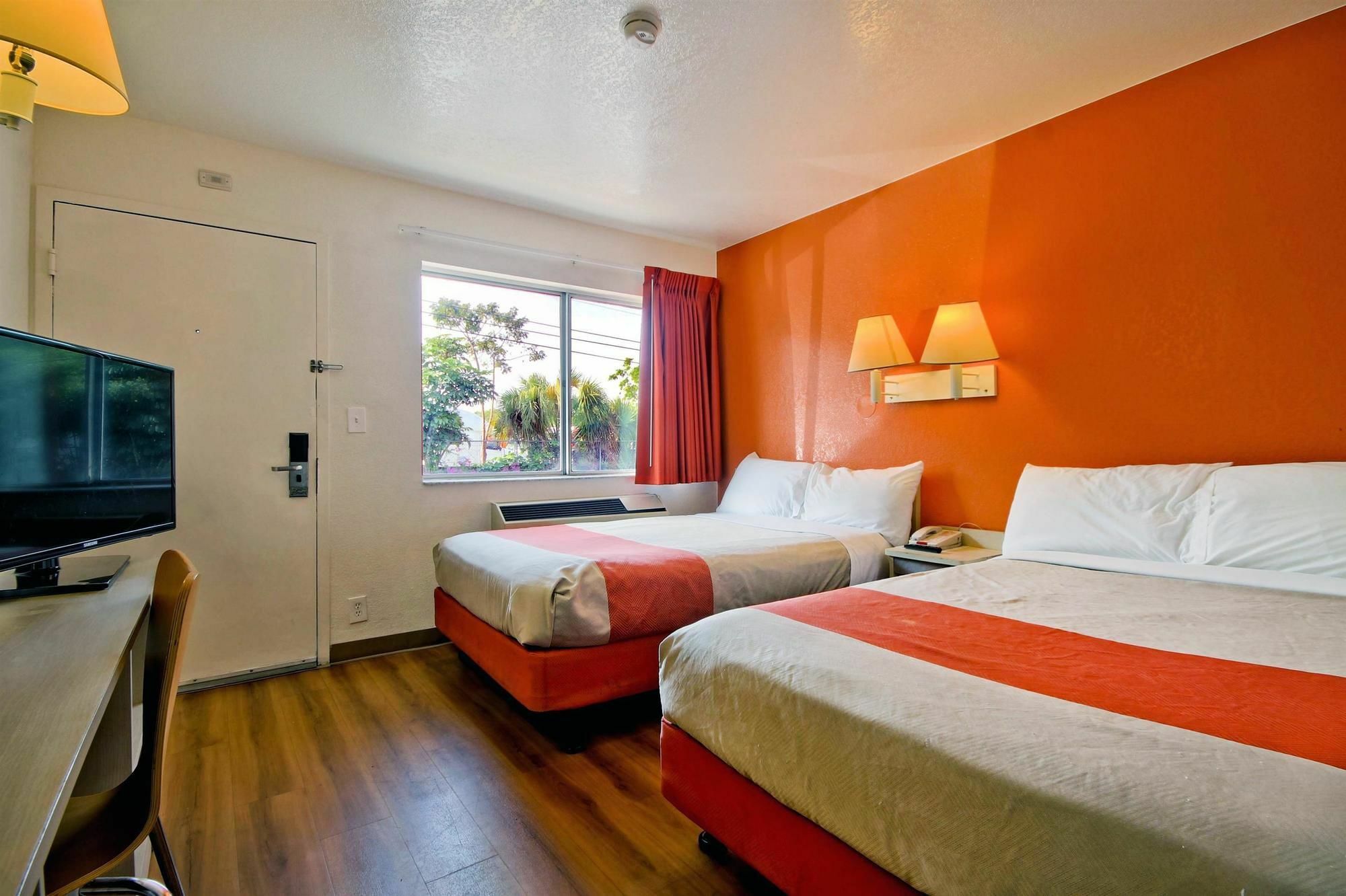 Travelodge By Wyndham Pompano Beach Exterior photo
