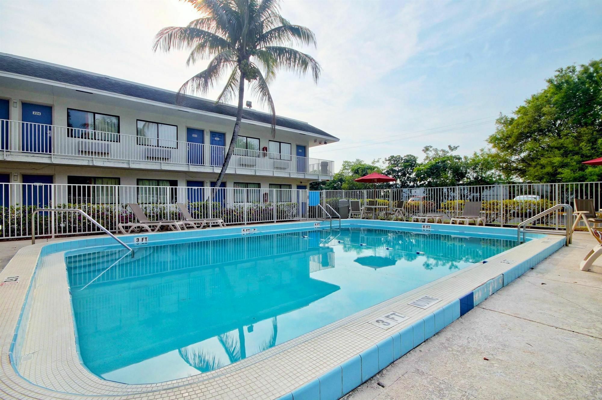 Travelodge By Wyndham Pompano Beach Exterior photo
