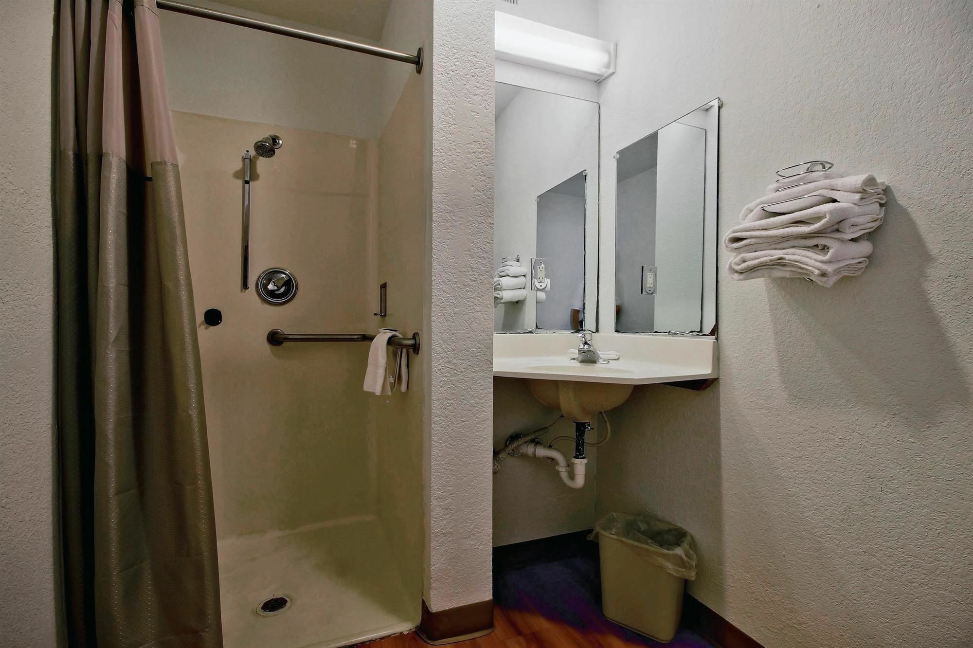 Travelodge By Wyndham Pompano Beach Exterior photo