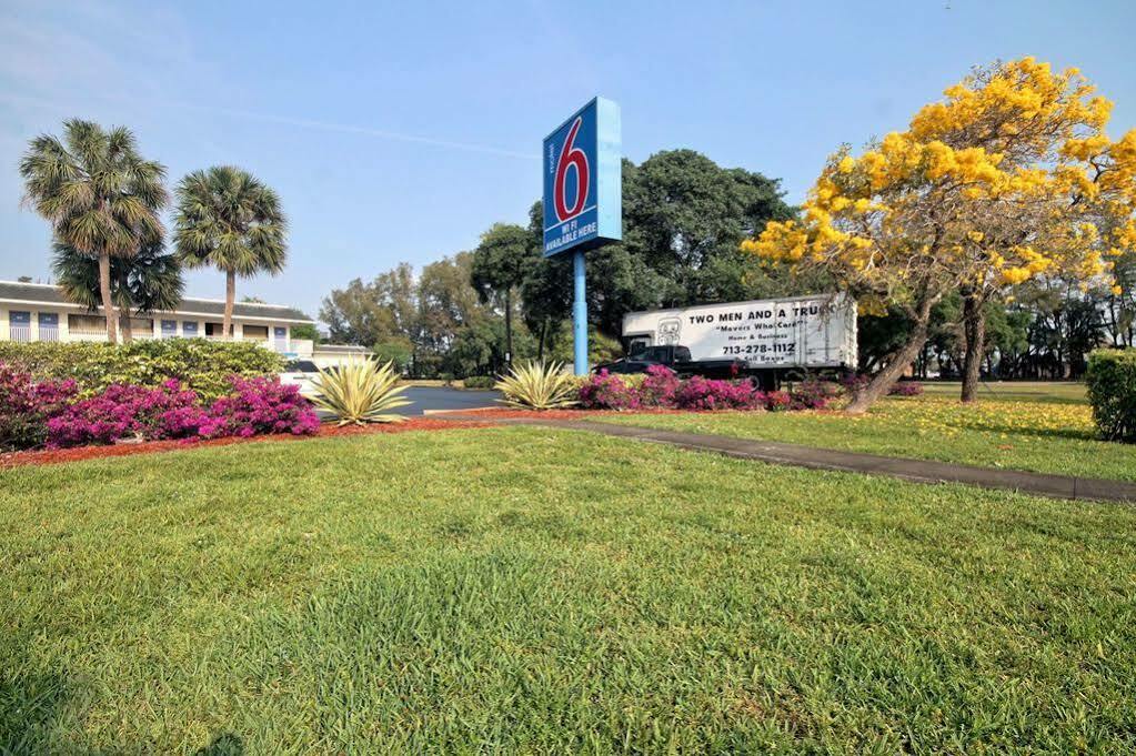 Travelodge By Wyndham Pompano Beach Exterior photo